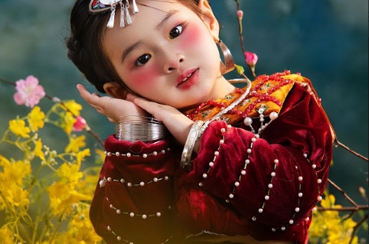 Ái nữ nhà mỹ nhân gốc Khánh Hoà gây sốt: 2 tuổi rưỡi nhưng trò chuyện được bằng cả tiếng Trung và tiếng Anh, yêu thích nghệ thuật từ nhỏ