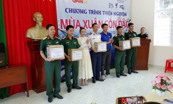 Bệnh viện Đại học y dược Sài Gòn trao quà Tết cho người dân Côn Đảo