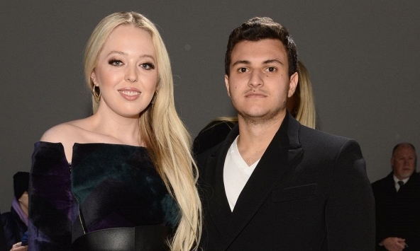 Một ngày trước khi ông Trump rời Nhà Trắng, ái nữ của cựu Tổng thống thông báo đính hôn 