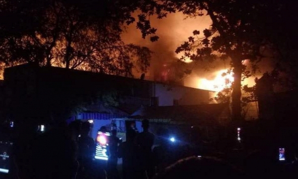 Xưởng vải ở Hóc Môn cháy lan sang nhà dân