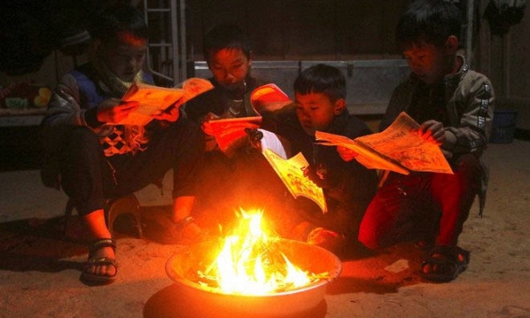 Nguy hiểm tiềm ẩn từ việc sưởi ấm bằng than củi tránh rét 