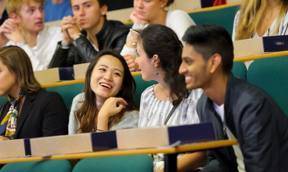 4 điểm khác biệt giữa các trường kinh tế ở châu Âu và Mỹ