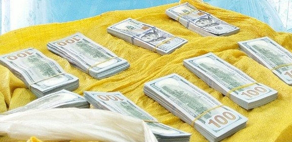 Nhận thù lao 200.000 đồng để vác bao tiền hơn 86.000 USD qua Campuchia