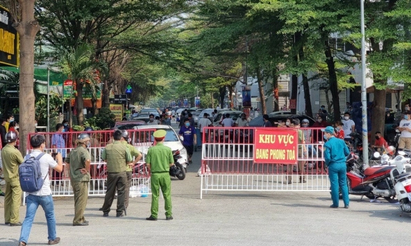 Bộ Y tế hợp khẩn tại TP.HCM sau khi nhân viên sân bay Tân Sơn Nhất nghi nhiễm COVID-19