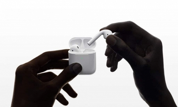 Nghe nhạc trong lúc ngủ, người đàn ông vô tình... nuốt tai nghe AirPods