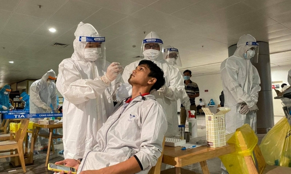 TP.HCM cấp tốc lấy mẫu xét nghiệm 1.000 nhân viên sân bay Tân Sơn Nhất ngay trong đêm 6/2