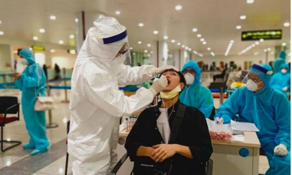 Bắt đầu xét nghiệm COVID-19 cho 10.000 nhân viên sân bay Nội Bài