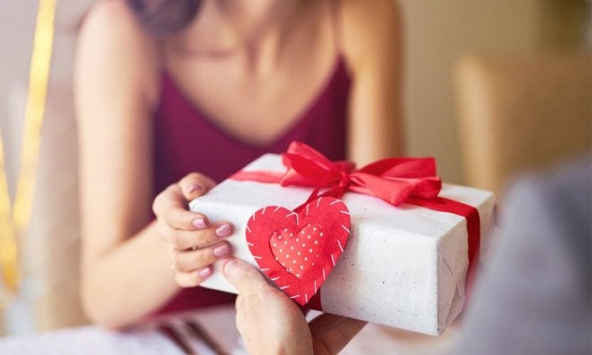 Valentine 2021, nên tặng quà gì?