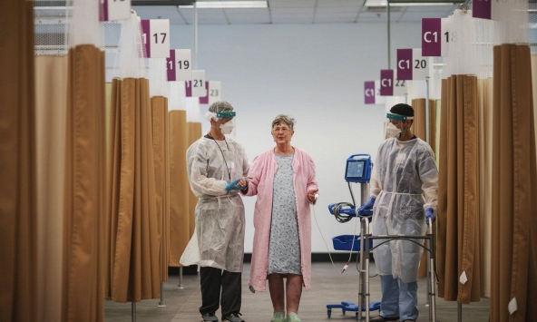 Bên trong bệnh viện dã chiến hiện đại điều trị bệnh nhân COVID-19 của Mỹ