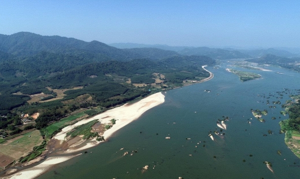 Báo động mực nước sông Mê Kông giảm sâu, đổi màu xanh lam 