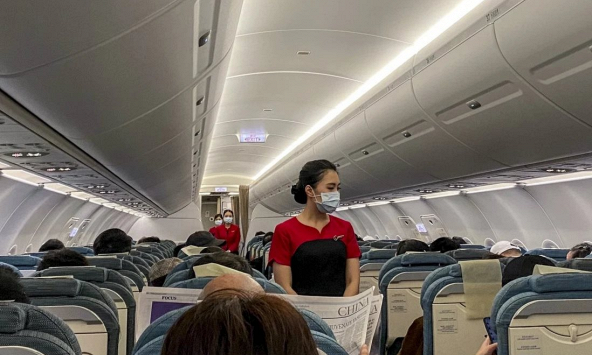 Hàng trăm tiếp viên hàng không Hong Kong đi bán bảo hiểm