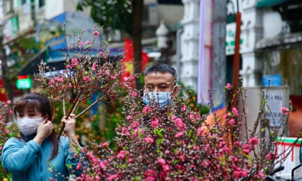 COVID-19 bùng phát kéo sức mua Tết Tân Sửu giảm thấp