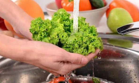 Làm thế nào để 'khử' thuốc trừ sâu trong rau quả?