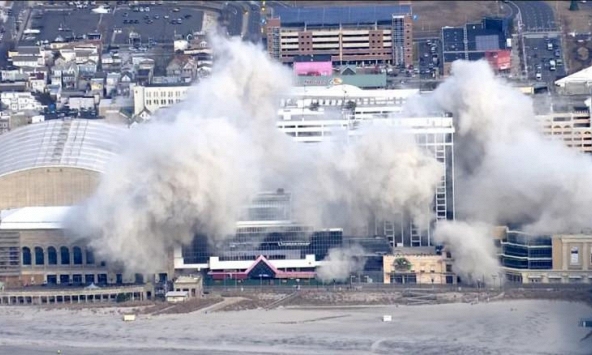 Khoảnh khắc sòng bạc cũ của ông Trump bị giật sập bằng thuốc nổ