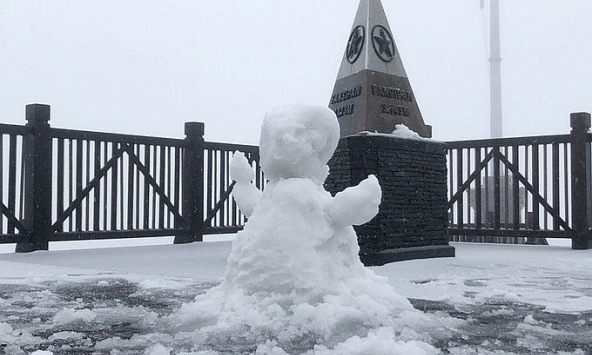 Tuyết phủ dày 60cm trên đỉnh Fansipan ngày 28 Tết