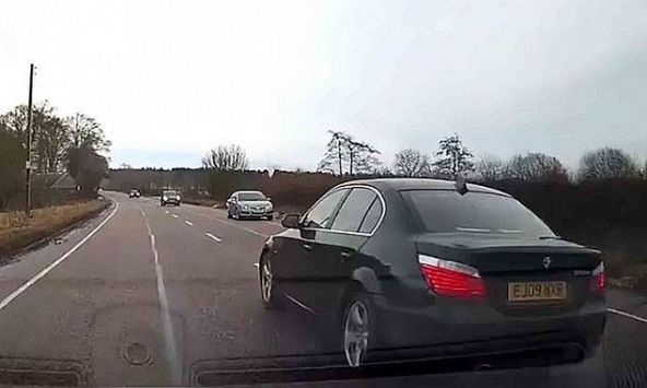 Tài xế BMW suýt gây tai nạn do vượt ẩu