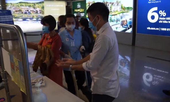 Sân bay Tân Sơn Nhất đông nghịt khách về quê ăn Tết