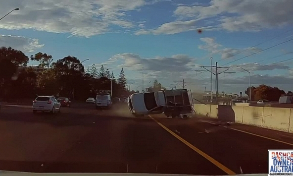 Hai xe bán tải cùng 'lăn lộn' trên đường cao tốc