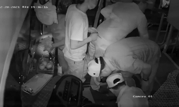 Giành khách, nhà xe xách dao đánh người như giang hồ