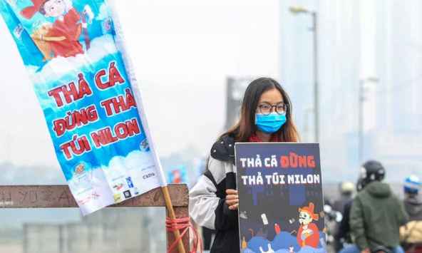 Tình nguyện giúp dân thả cá chép trên cầu Long Biên