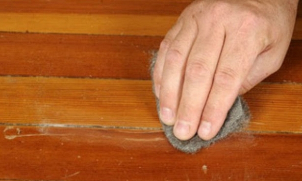 10 cách làm mới bàn ghế gỗ hiệu quả khi bị trầy xước