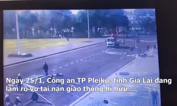 Khoảnh khắc xe Mazda mất lái đâm vào cột cờ tại quảng trường Gia Lai