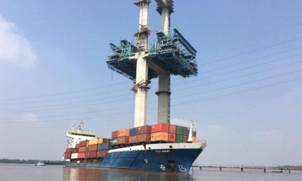 Toàn cảnh vụ tàu container đâm gãy cẩu thi công cầu Phước Khánh