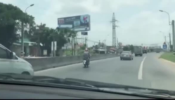 Nữ chủ quán cùng nhân viên chặn xe, doạ chém khách vì chê cơm đắt không ăn