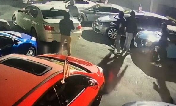 Băng trộm đột nhập đại lý ô tô trộm 3 xế hộp, làm hỏng 6 xe sang