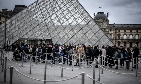 Bảo tàng Louvre ở Paris đóng cửa vì lo ngại COVID-19