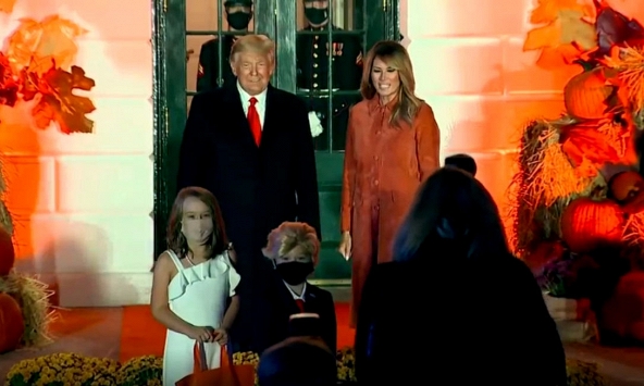 Bất chấp COVID-19, vợ chồng ông Trump tổ chức tiệc Halloween tại Nhà Trắng