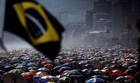 Bất chấp dịch COVID-19, bãi biển Brazil vẫn chật kín người