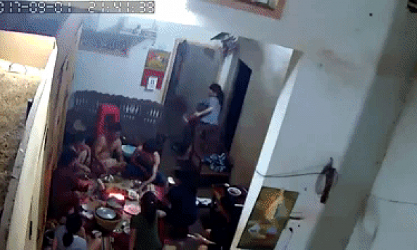 Bếp ga mini bất ngờ phát nổ trong bữa ăn của một gia đình ở Đắk Lắk