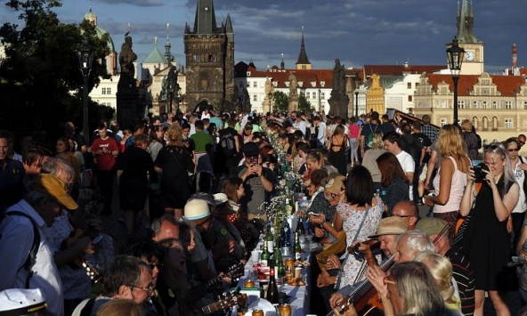 Bữa tiệc tạm biệt COVID-19 có một không hai tại Séc