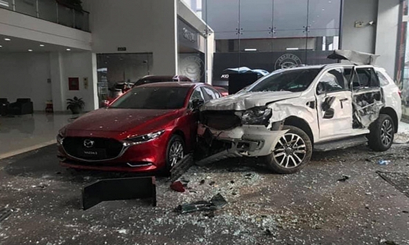 Cận cảnh nữ tài xế tông trúng người đi bộ rồi lao vào showroom Mazda