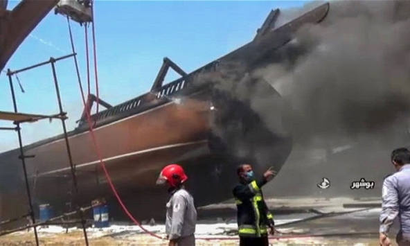 Cận cảnh vụ 7 tàu tại cảng Iran cháy ngùn ngụt