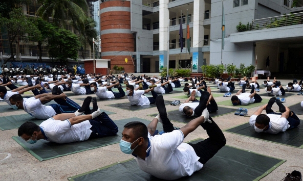 Cảnh sát Bangladesh luyện yoga tập thể giảm căng thẳng do COVID-19