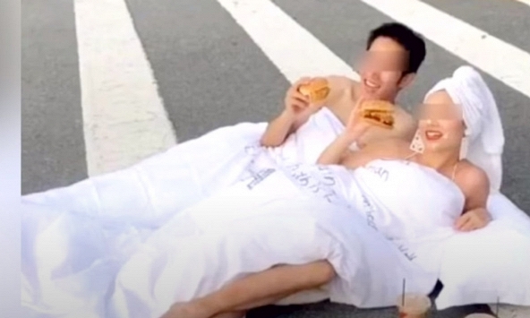 Cặp đôi cởi đồ nằm giữa phố chụp ảnh cưới ở Trung Quốc