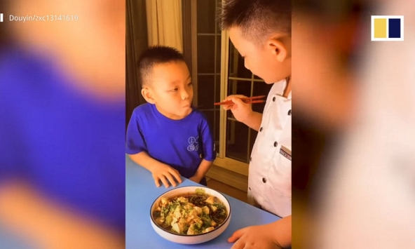 Cậu bé 10 tuổi trở thành ngôi sao dạy nấu ăn trực tuyến ở Trung Quốc