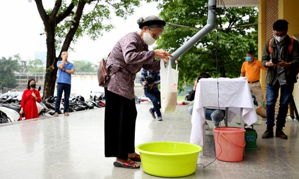 Cây 'ATM gạo' miễn phí đầu tiên cho người nghèo tại Hà Nội