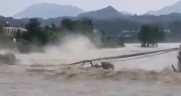 Cây cầu 400 năm tuổi ở Trung Quốc bị nước lũ giật sập trong nháy mắt