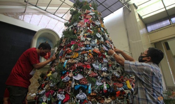 Cây thông Noel ở Indonesia, với khẩu trang và nước sát khuẩn nhằm nâng cao nhận thức về COVID
