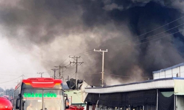 Cháy dữ dội tại kho sản xuất bao bì ở Tiền Giang