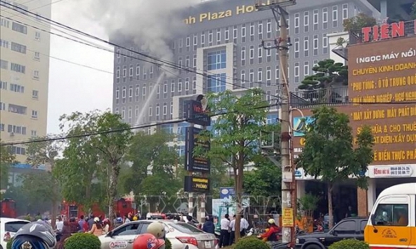 Cháy khách sạn 7 tầng ở Nghệ An, nhiều người hoảng loạn