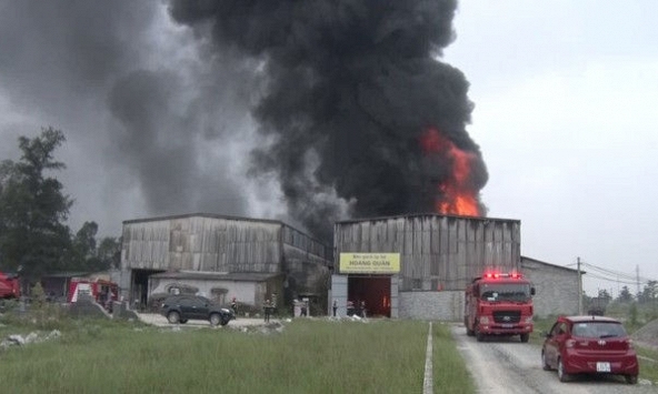 Cháy lớn tại kho chứa hàng ở phường Trung Đô, TP. Vinh