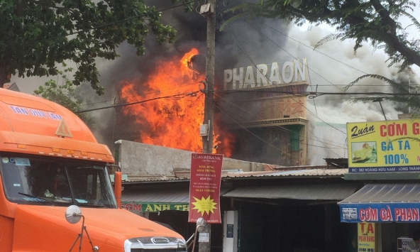 Cháy lớn thiêu rụi quán karaoke nằm sát khu dân cư ở Sài Gòn