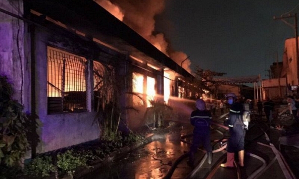 Cháy ngùn ngụt trong khu công nghiệp ở Sài Gòn