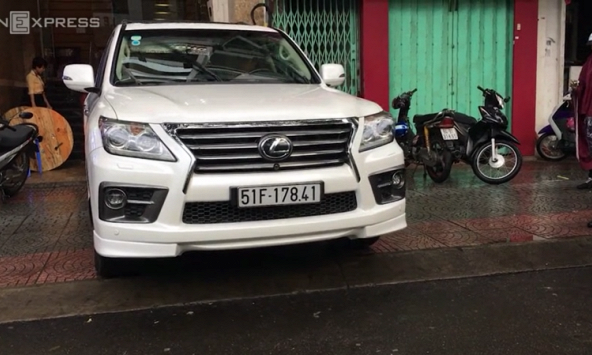 Chủ ô tô Lexus phản ứng quyết liệt khi bị xử phạt vì đậu trên vỉa hè