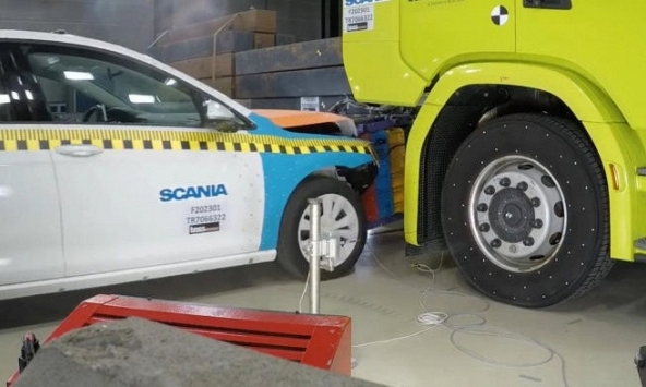 Chứng minh khả năng 'sống sót' của pin xe điện bằng cú tông trực diện