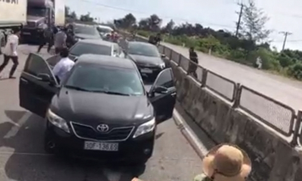 Công an Hà Tĩnh ép xe tội phạm, trấn áp nhóm buôn ma túy như phim hành động